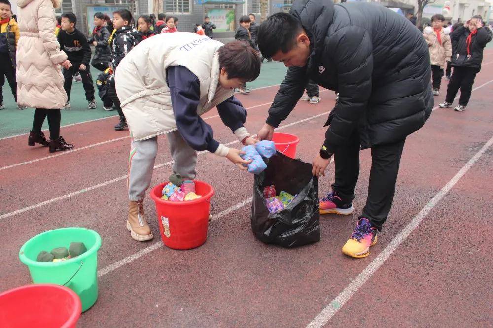 hth官网入口-
滕州书院小学2021年校园体育节暨冬季趣味运动会(图8)