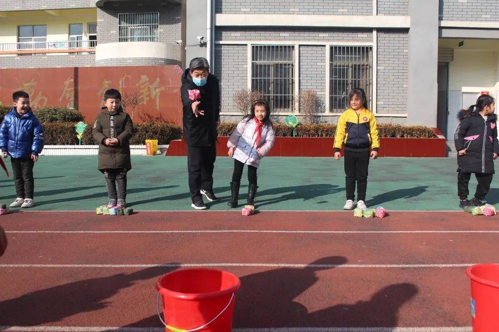 hth官网入口-
滕州书院小学2021年校园体育节暨冬季趣味运动会(图11)