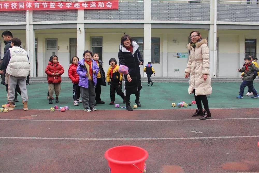 hth官网入口-
滕州书院小学2021年校园体育节暨冬季趣味运动会(图12)