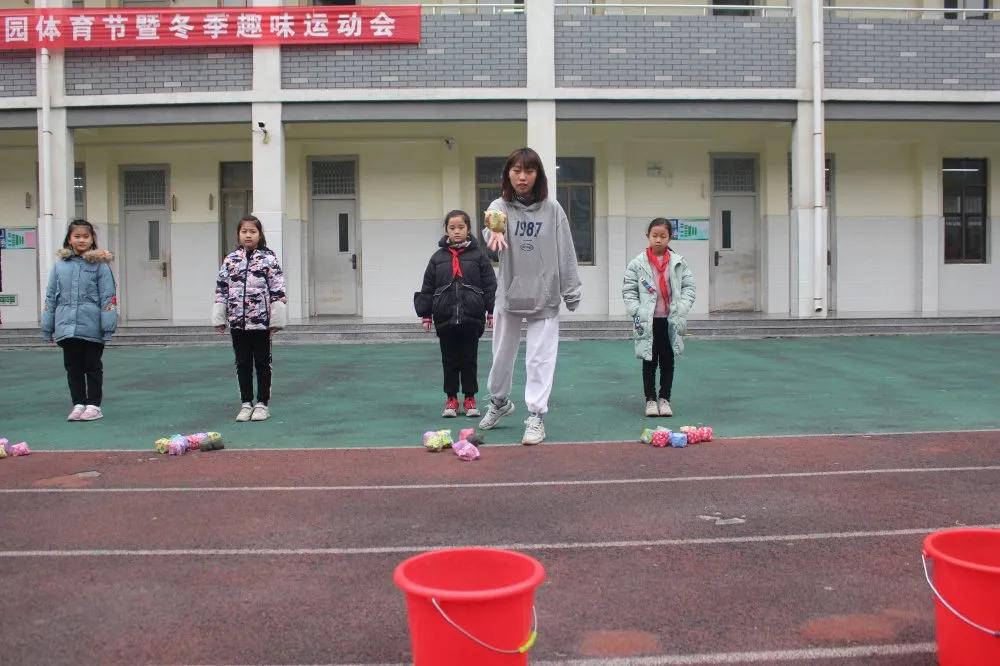 hth官网入口-
滕州书院小学2021年校园体育节暨冬季趣味运动会(图13)