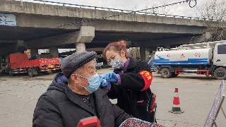 广场舞大爷大妈围殴打篮球男子 因场地问题发生冲突‘华体会体育hth官方网站’(图3) hth官网入口